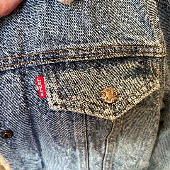 Levi's Light Denim Cream Sherpa Trucker Jacket with Button Closure, Size Medium - Picture 7 of 12